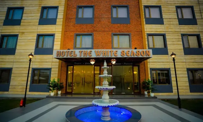 HOTEL THE WHITE SEASON